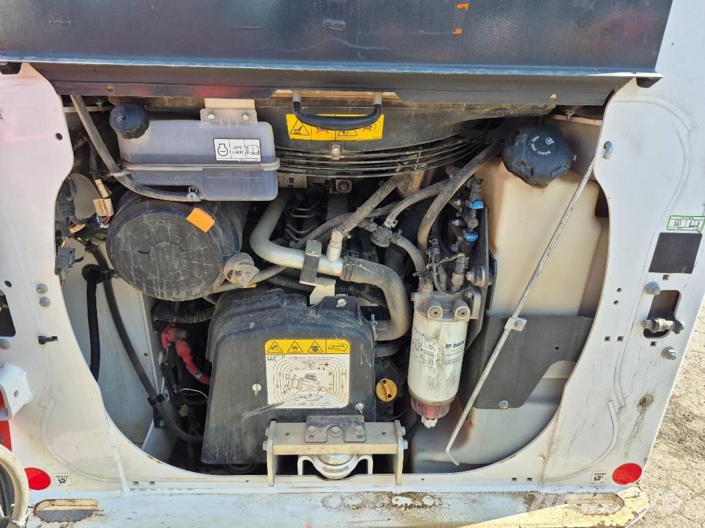 Bobcat T 64  스키드로더