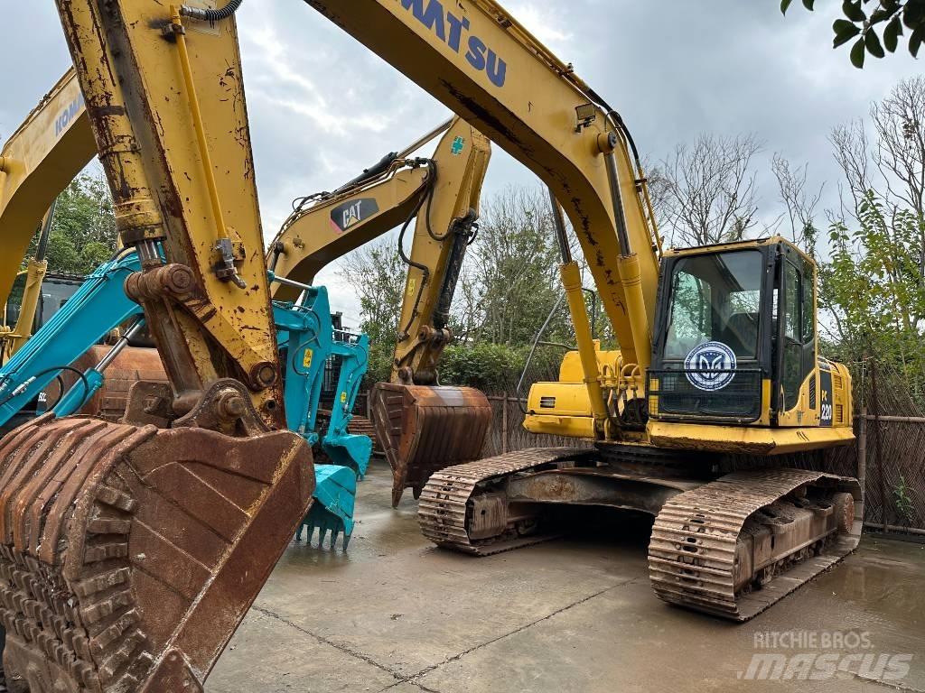 Komatsu PC 220-8 대형 굴삭기 29톤 이상