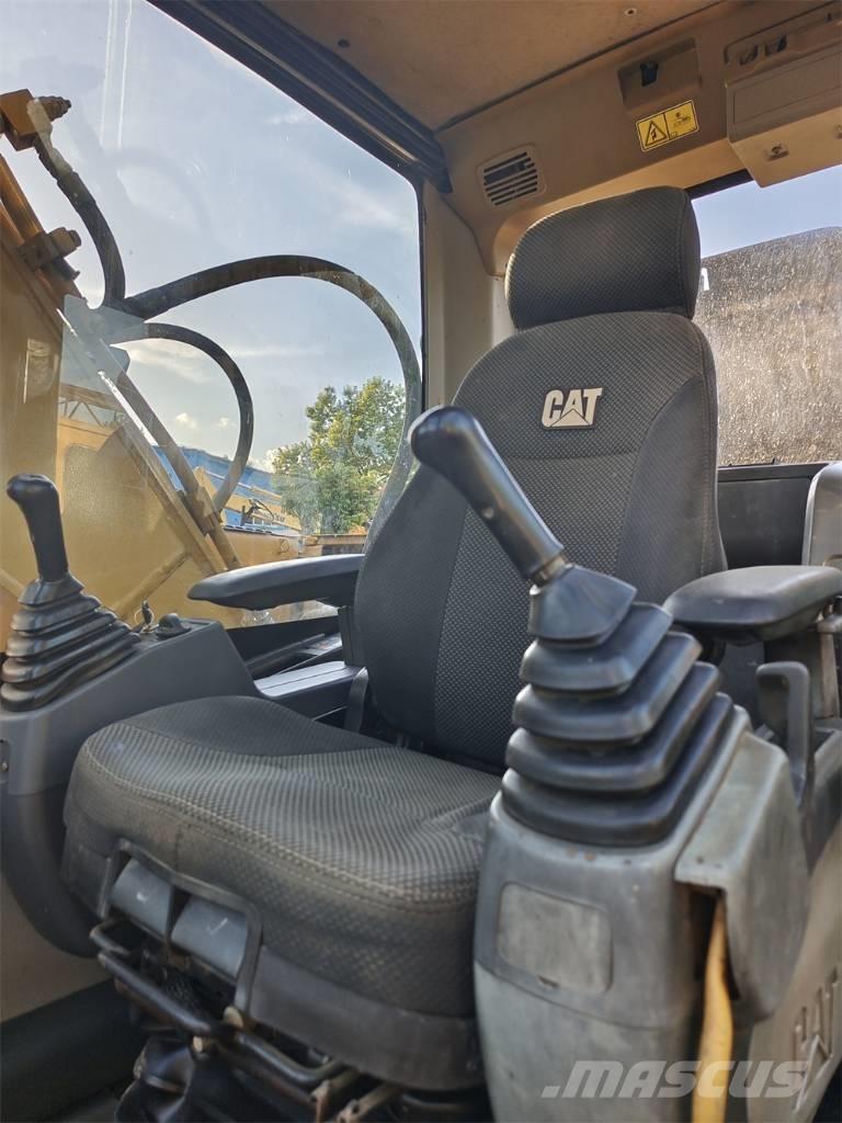 CAT 320 D L 대형 굴삭기 29톤 이상