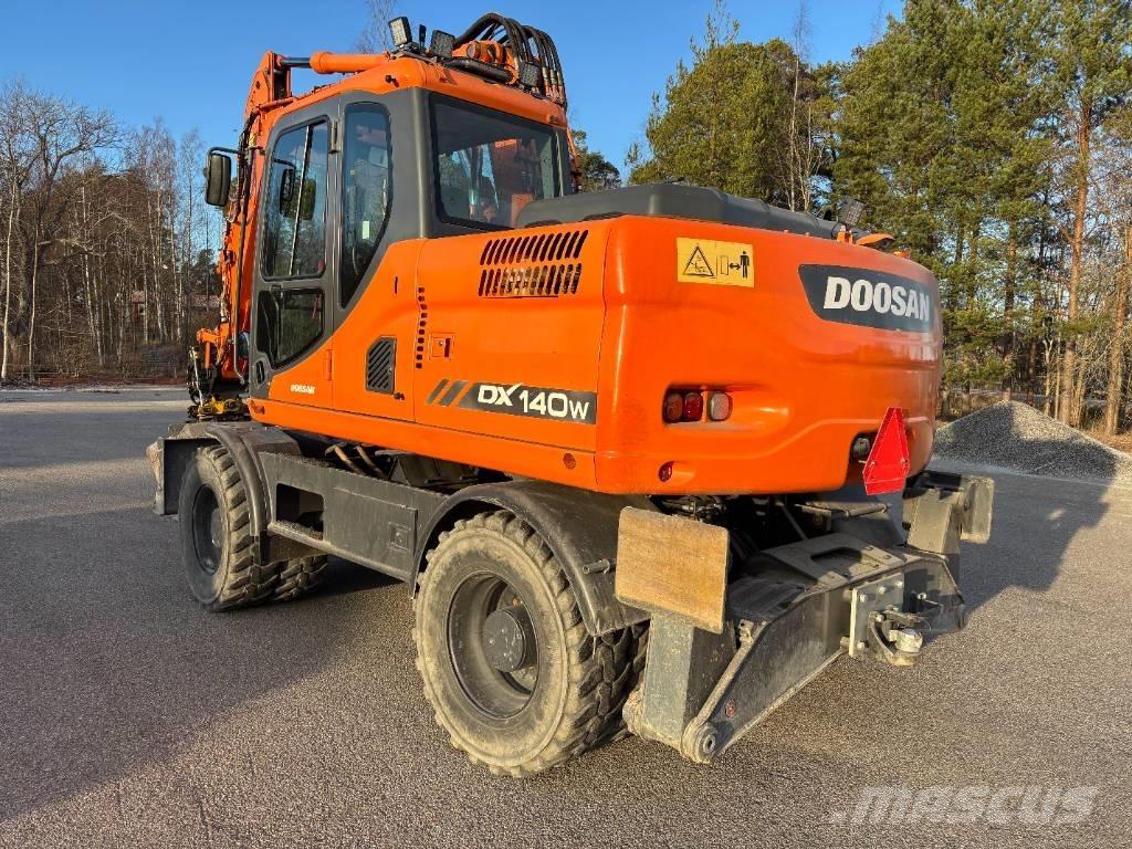Doosan DX 140 W + vagn  휠 굴삭기