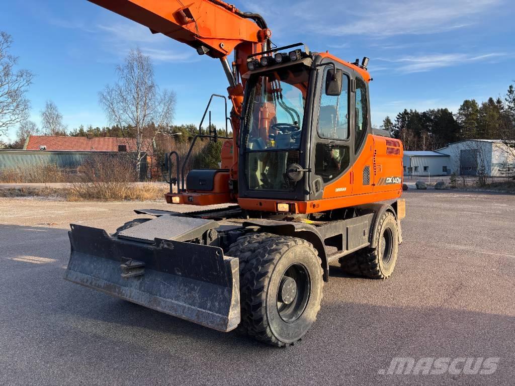Doosan DX 140 W + vagn  휠 굴삭기