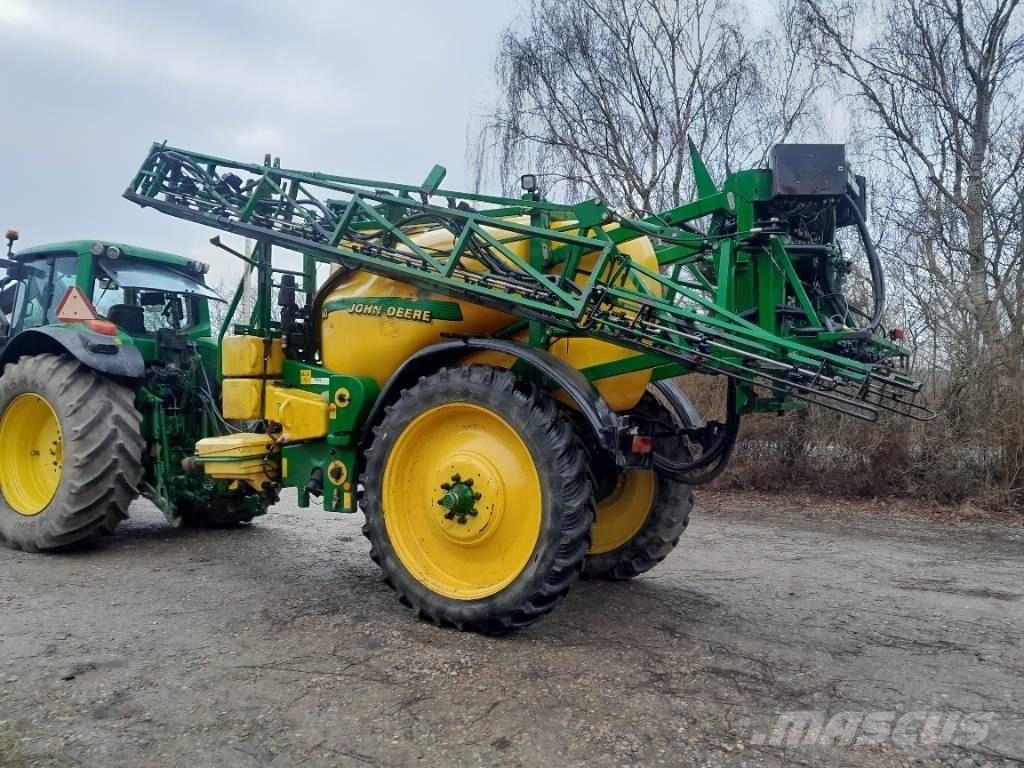John Deere 840 견인형 분무기