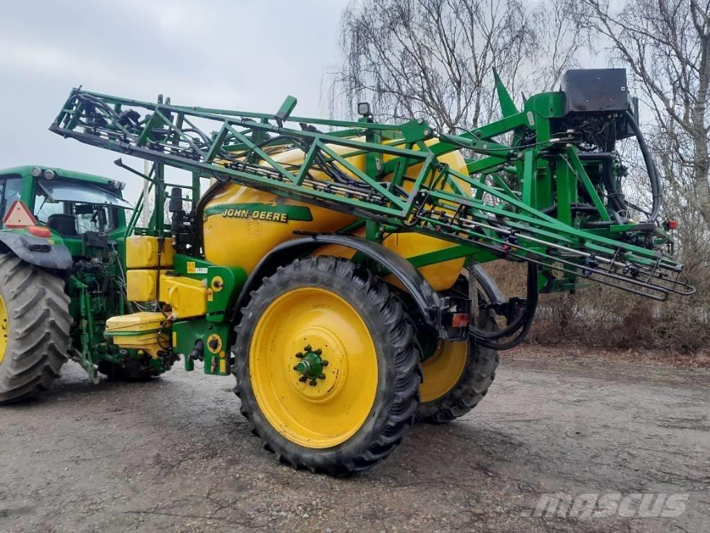 John Deere 840 견인형 분무기