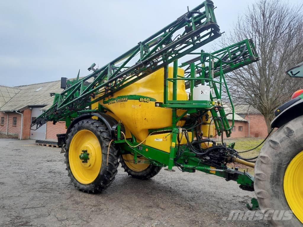 John Deere 840 견인형 분무기