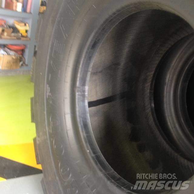 Goodyear 3565R33 L5 타이어, 휠 및 림