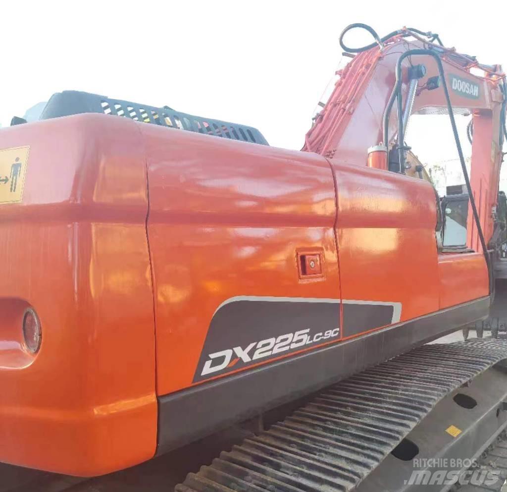 Doosan DX 225 대형 굴삭기 29톤 이상