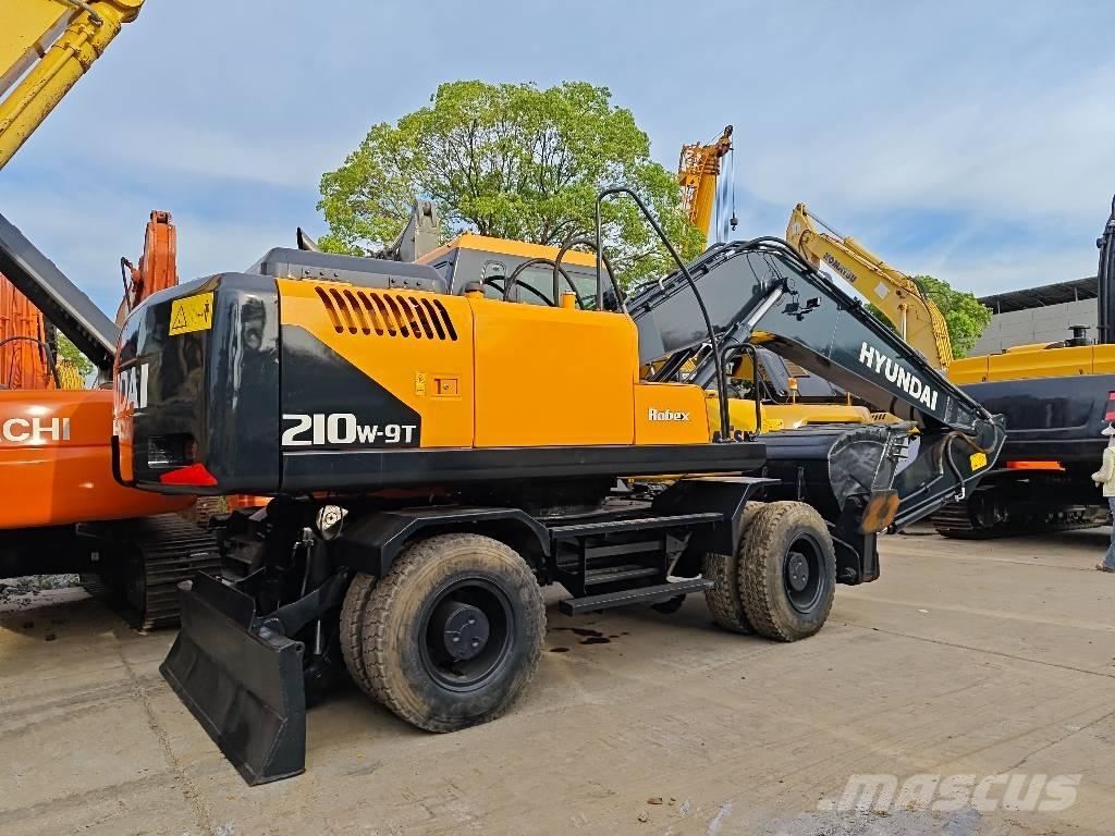 Hyundai R210W-9  휠 굴삭기