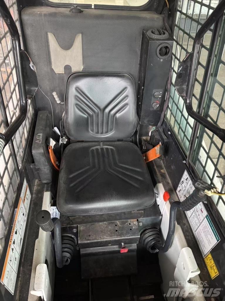 Bobcat S 70  스키드로더