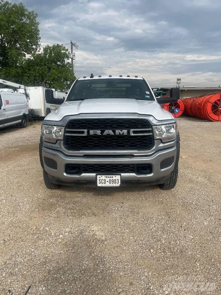 RAM 5500 플랫베드/드롭사이드 트럭