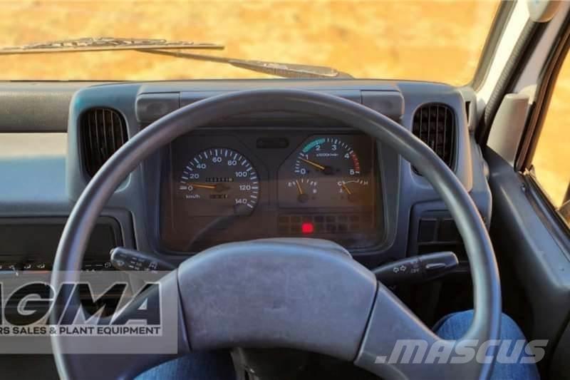 Nissan UD40 기타 트럭