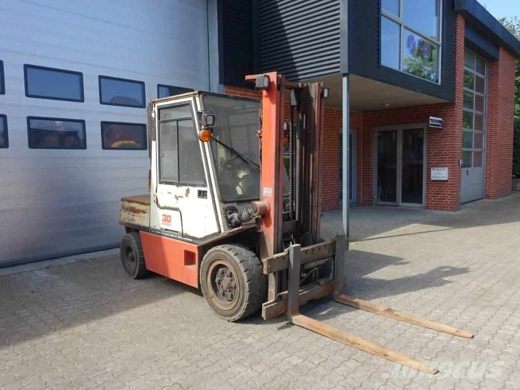 Nissan EGH02 A 30 U 디젤 지게차
