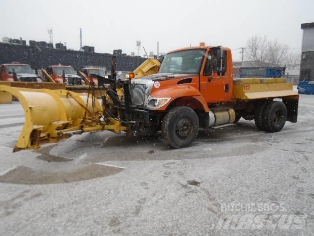 International 7400 제설 블레이드 및 제설기