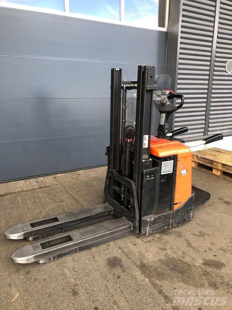 BT SPE 125 보행식 리치 지게차