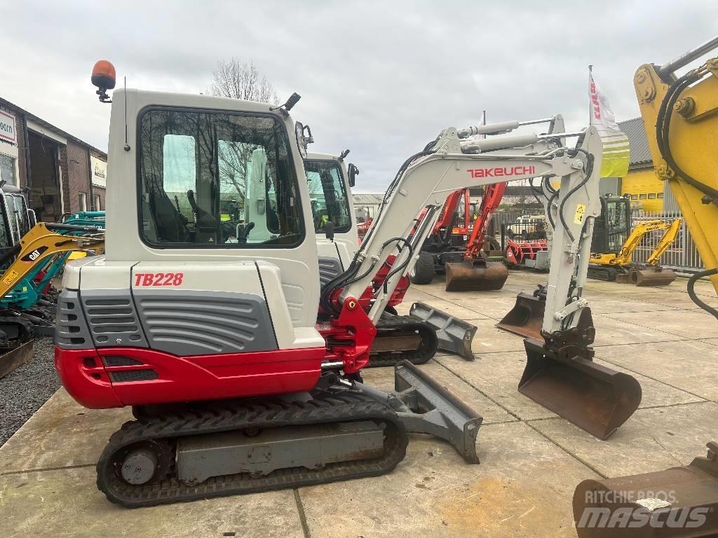 Takeuchi TB228 소형 굴삭기 7톤 미만