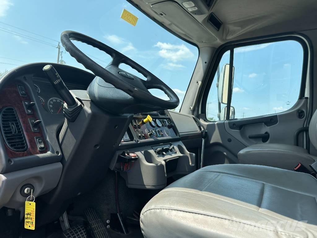 Freightliner M2 폐기물 수거 트럭