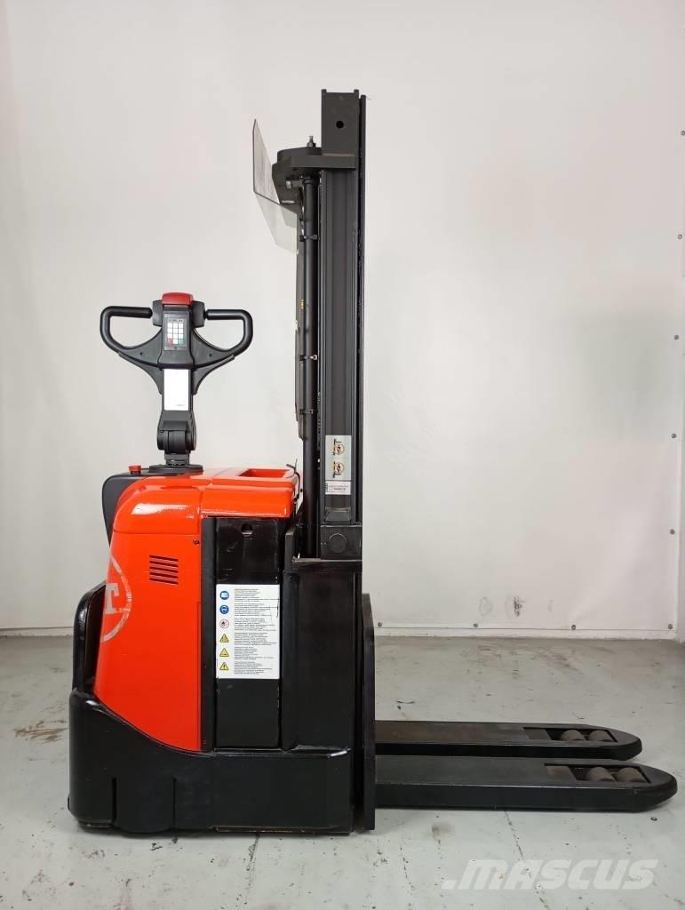 BT SPE 125 보행식 리치 지게차