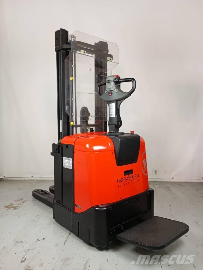 BT SPE 125 보행식 리치 지게차