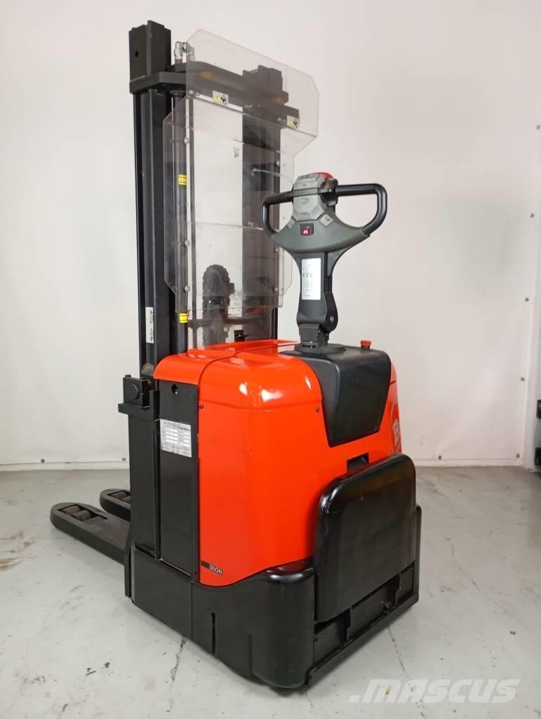 BT SPE 125 보행식 리치 지게차