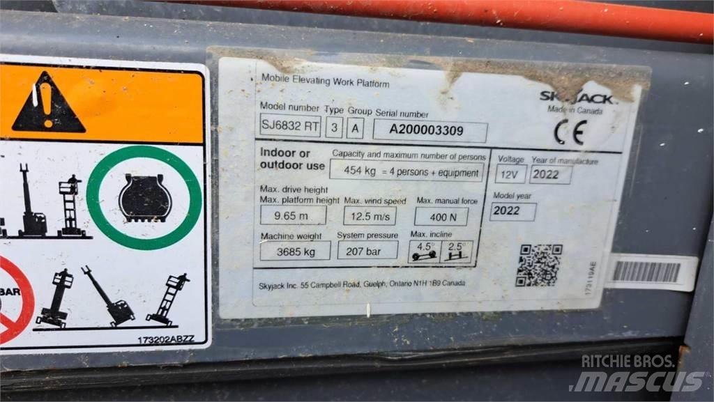 SkyJack 6832RT 가위형 리프트
