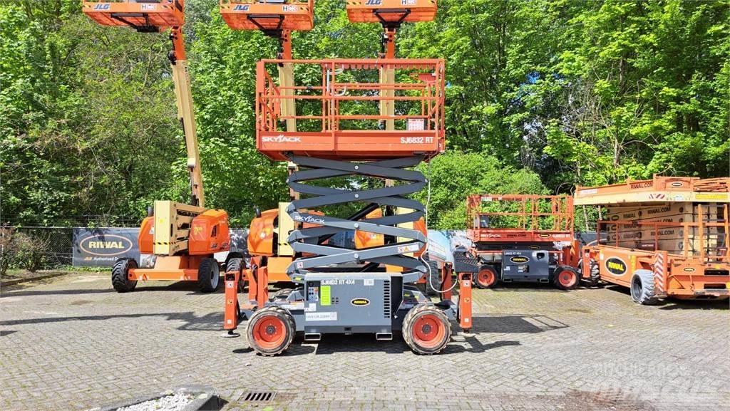 SkyJack 6832RT 가위형 리프트