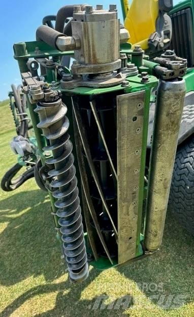 John Deere 8900A 탑승형 잔디깎기