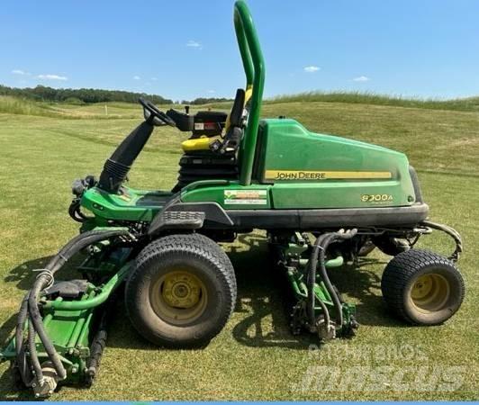 John Deere 8900A 탑승형 잔디깎기