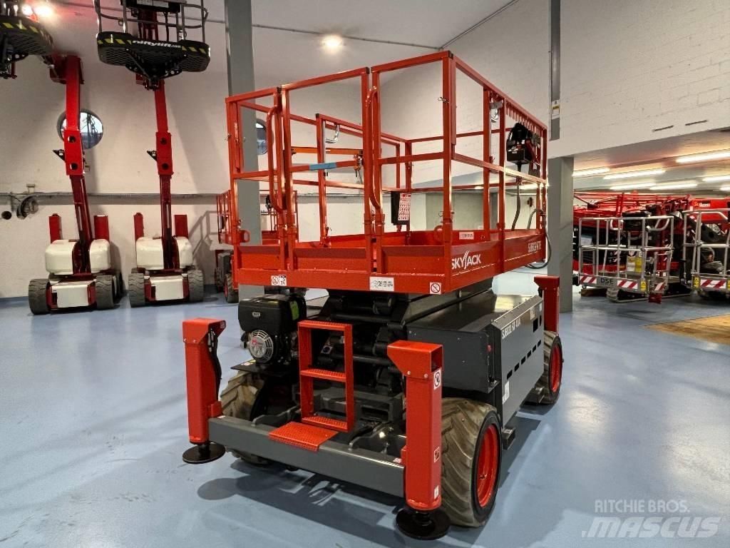 SkyJack SJ 6832 RTE 가위형 리프트