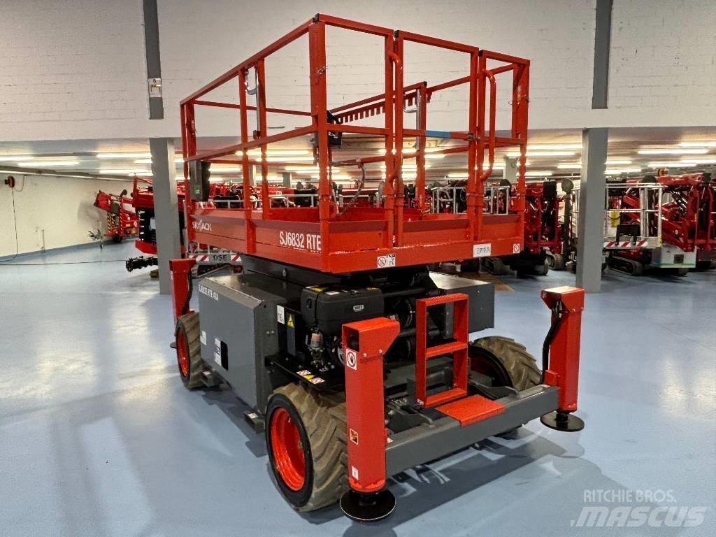 SkyJack SJ 6832 RTE 가위형 리프트