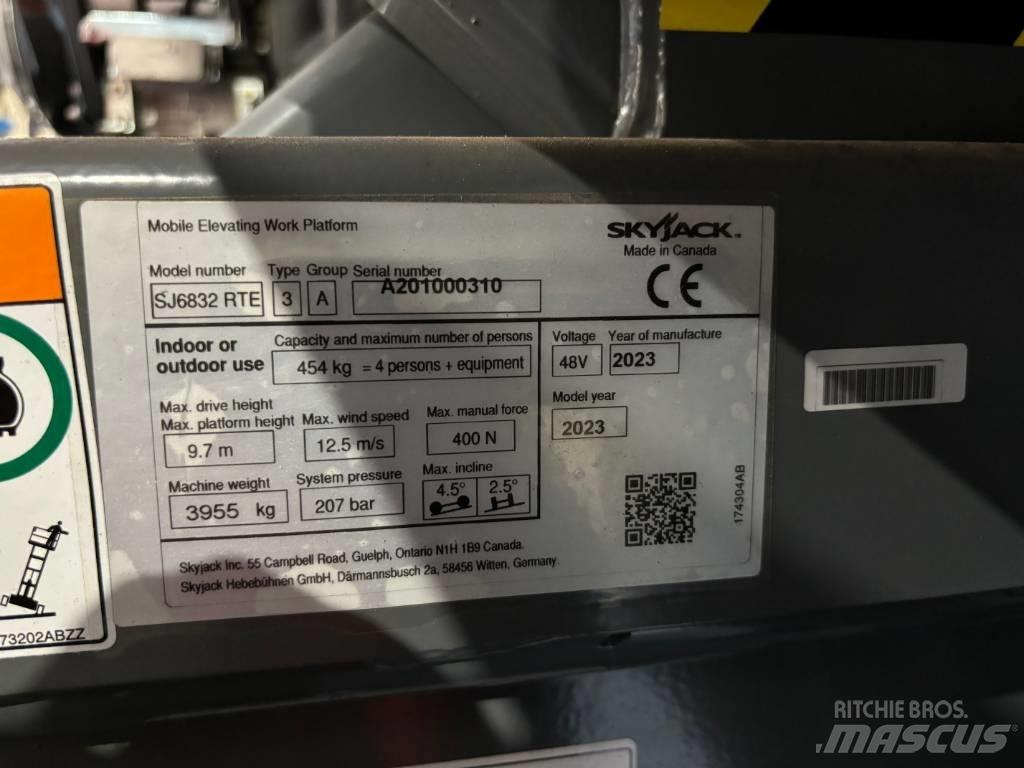 SkyJack SJ 6832 RTE 가위형 리프트