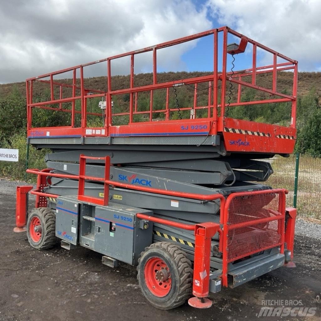 SkyJack SJ 9250 RT 가위형 리프트