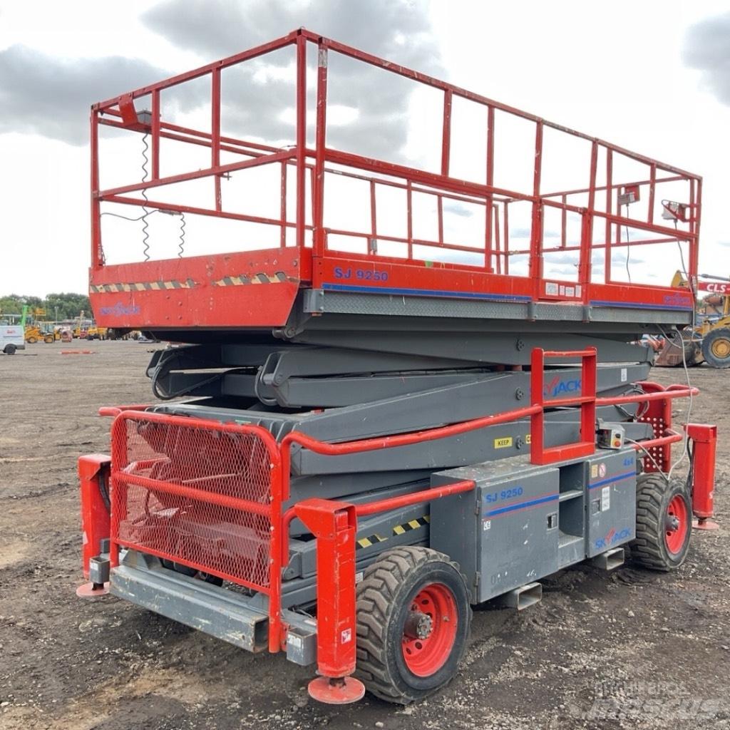 SkyJack SJ 9250 RT 가위형 리프트