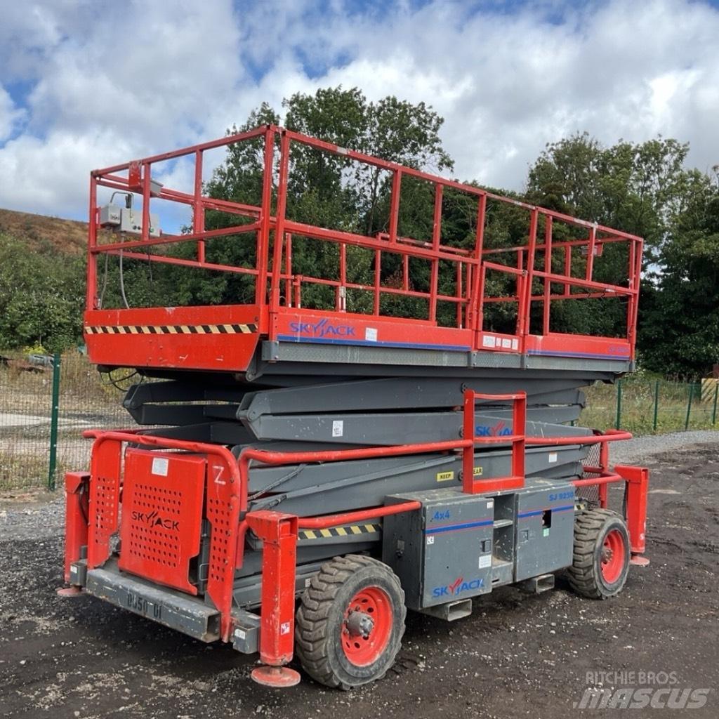 SkyJack SJ 9250 RT 가위형 리프트