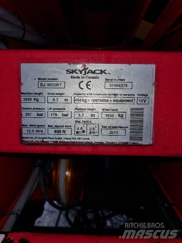 SkyJack SJ 6832 가위형 리프트
