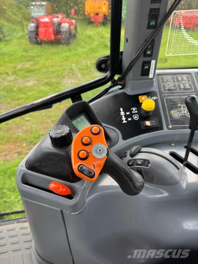 New Holland TM 175 트랙터