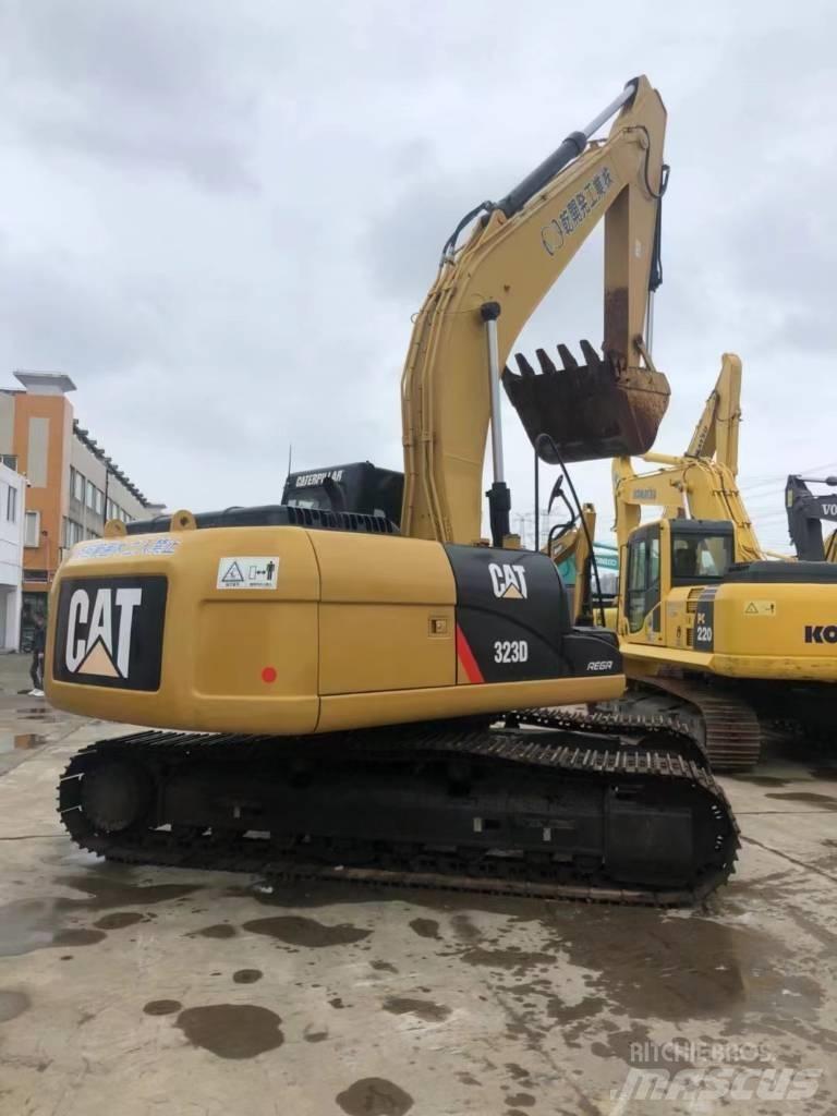 CAT 323 D 대형 굴삭기 29톤 이상