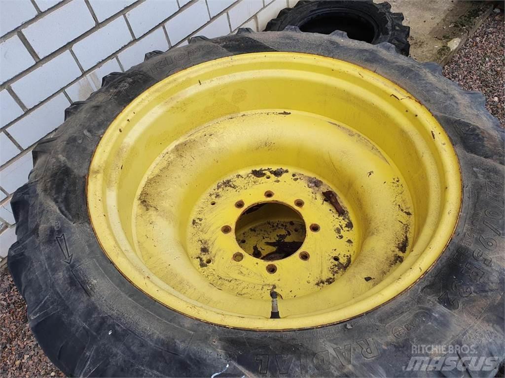 Kleber 270/95R32 타이어, 휠 및 림