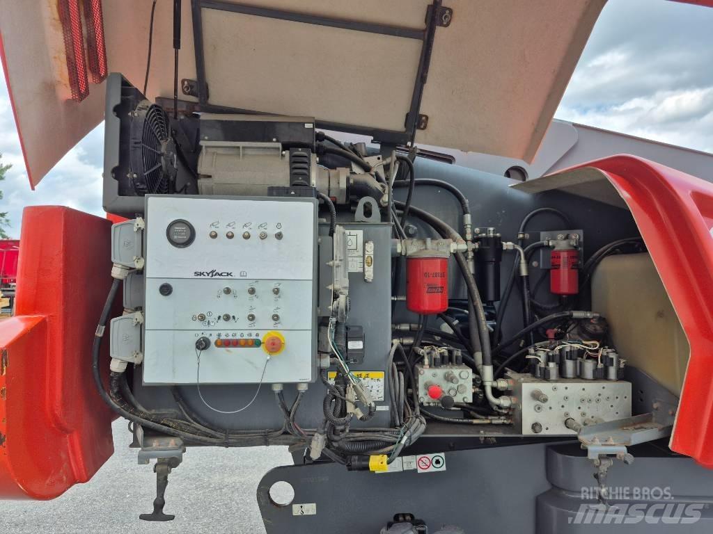 SkyJack SJ 66 T 관절형 전동이동 리프트