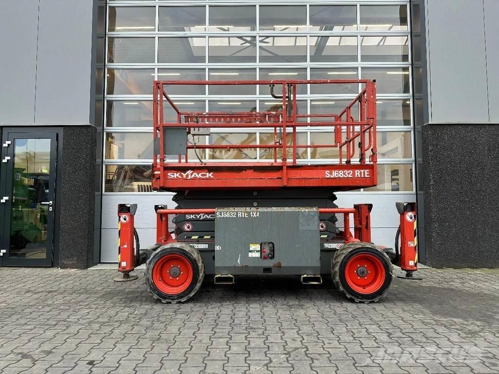 SkyJack SJ6832 RTE 가위형 리프트