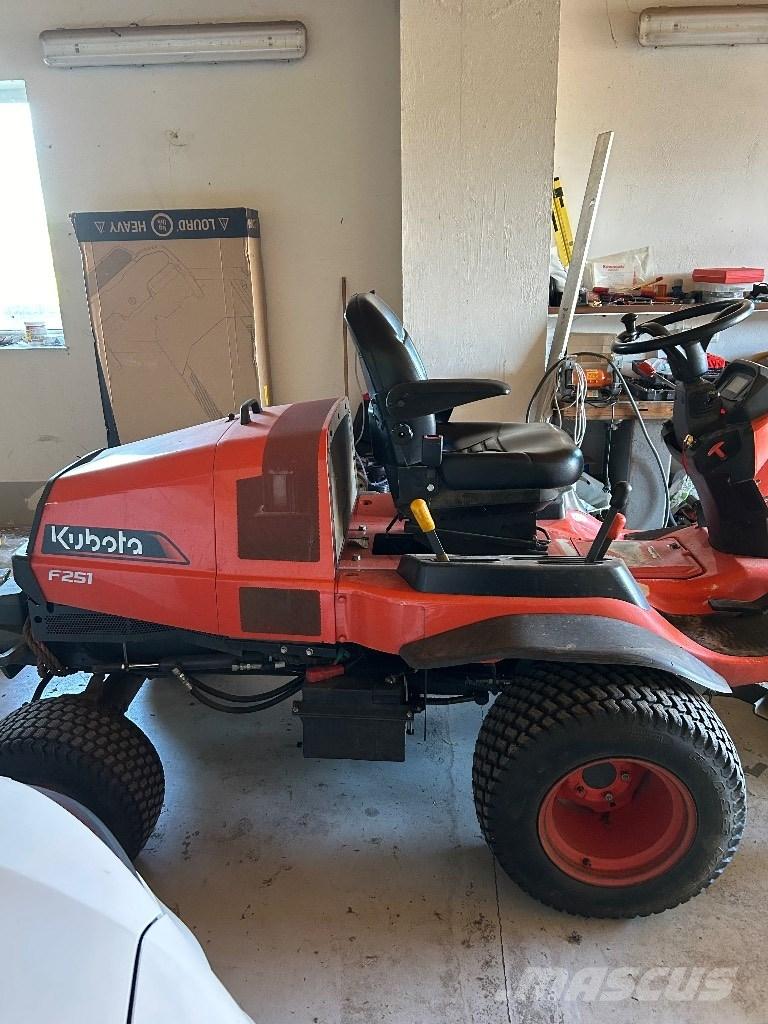 Kubota F 251 장착형 잔디깎기