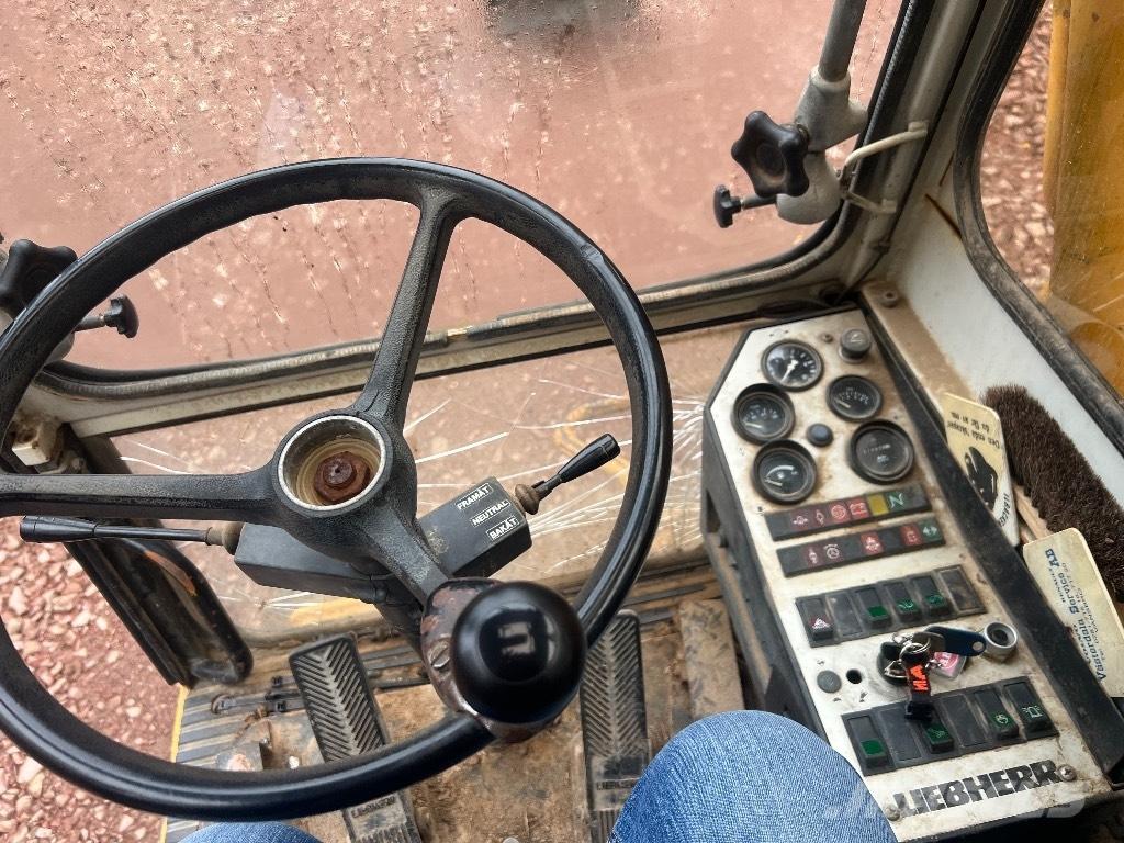 Liebherr 902  휠 굴삭기