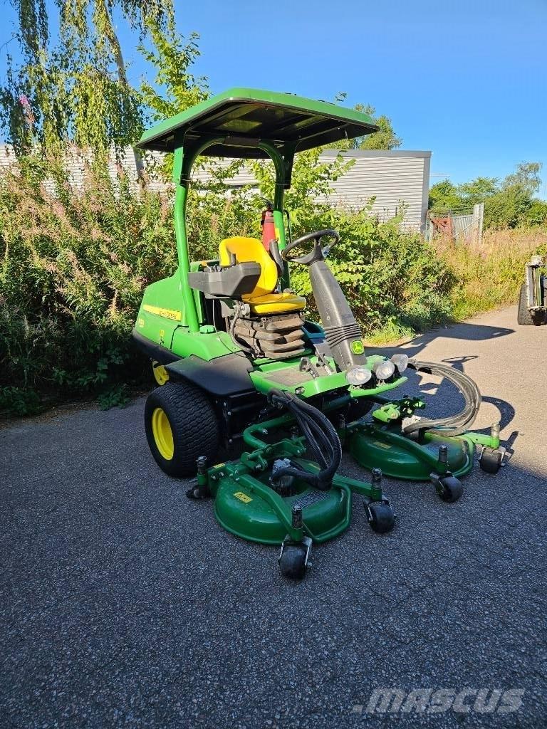 John Deere 7400 A 거친면 다듬기 위한 잔디깎기