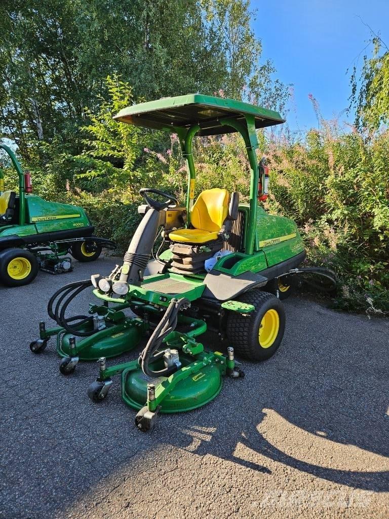 John Deere 7400 A 거친면 다듬기 위한 잔디깎기