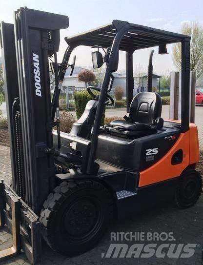 Doosan D25S-5 디젤 지게차