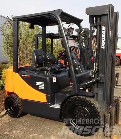 Doosan D25S-5 디젤 지게차