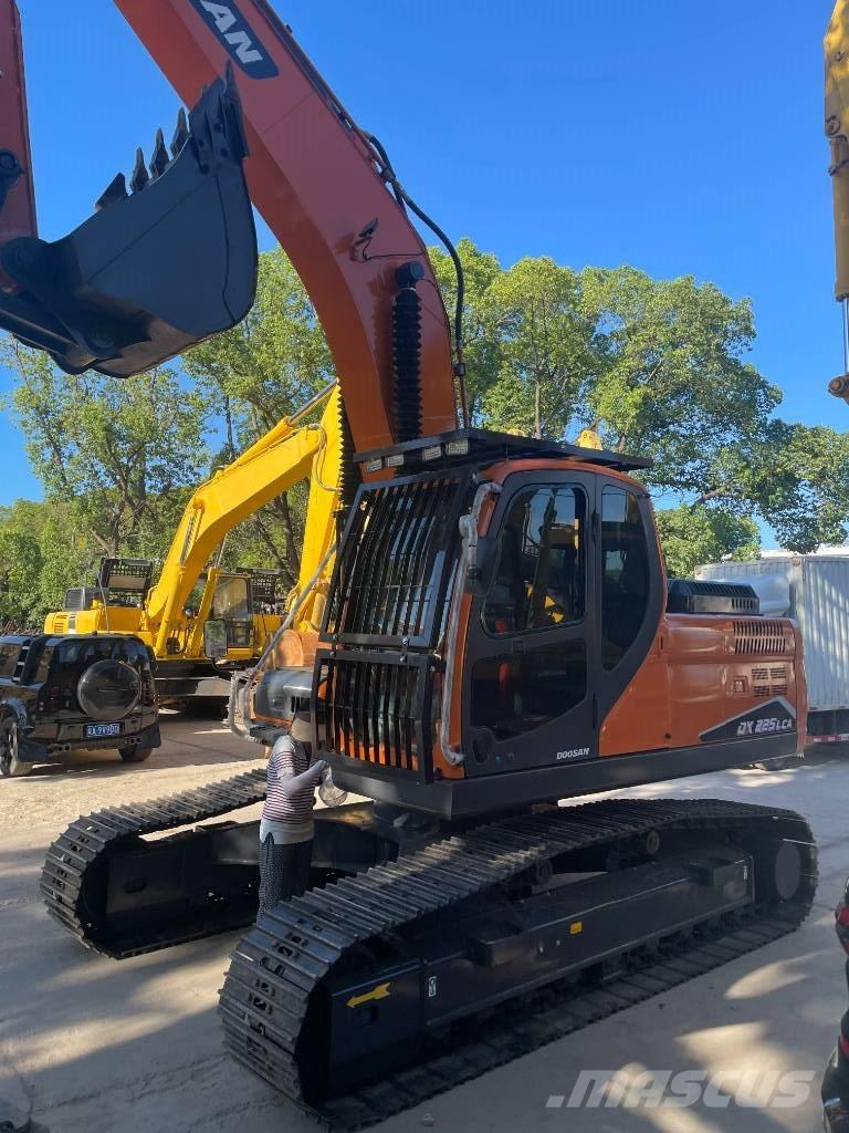 Doosan DX 225 LC 중형굴삭기 7톤-28톤