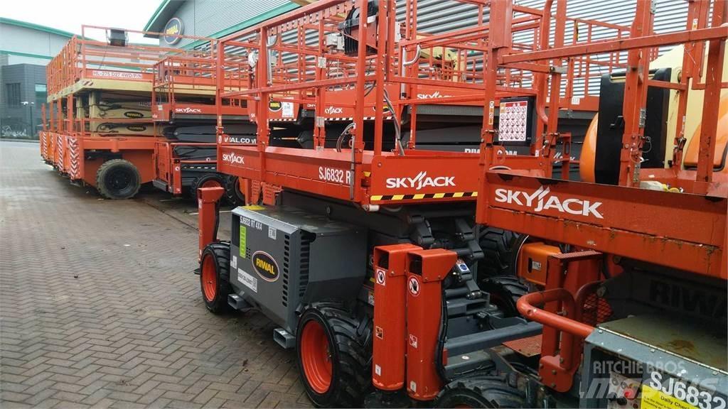 SkyJack 6832RT 가위형 리프트