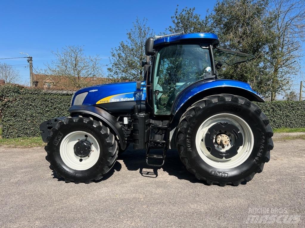 New Holland T 7070 트랙터