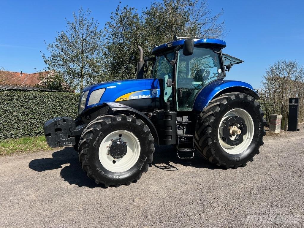 New Holland T 7070 트랙터