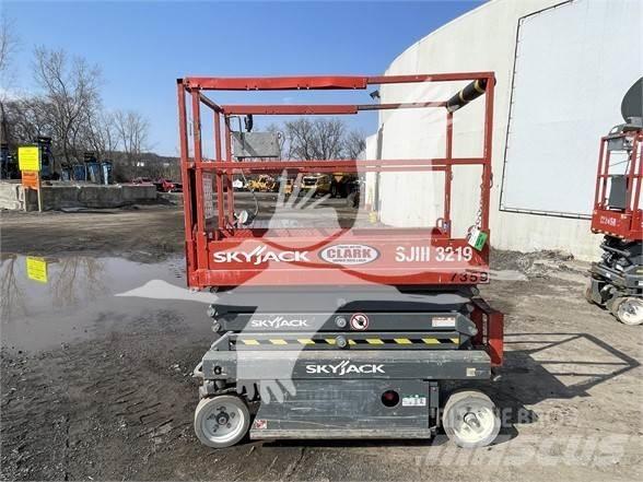 SkyJack SJ3219 가위형 리프트