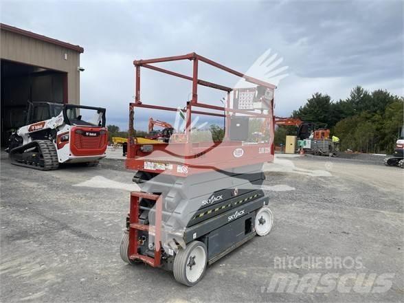 SkyJack SJ3226 가위형 리프트